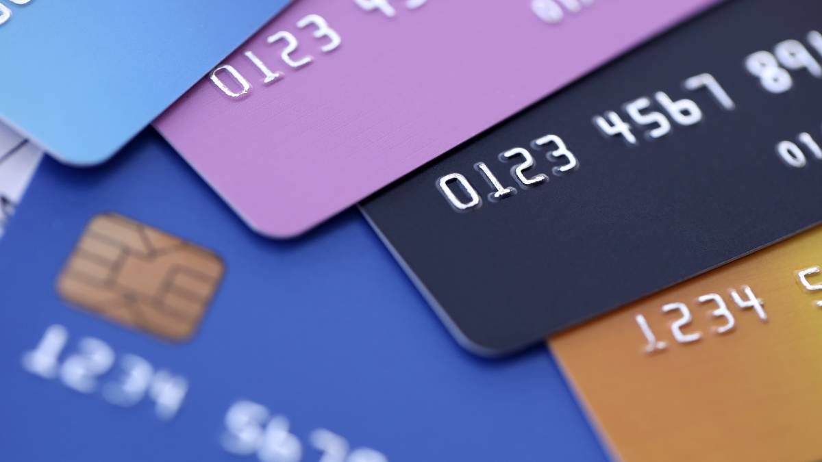 payment cards and bank icons symbolizing Hard Rock Bet’s shift away from credit card deposits