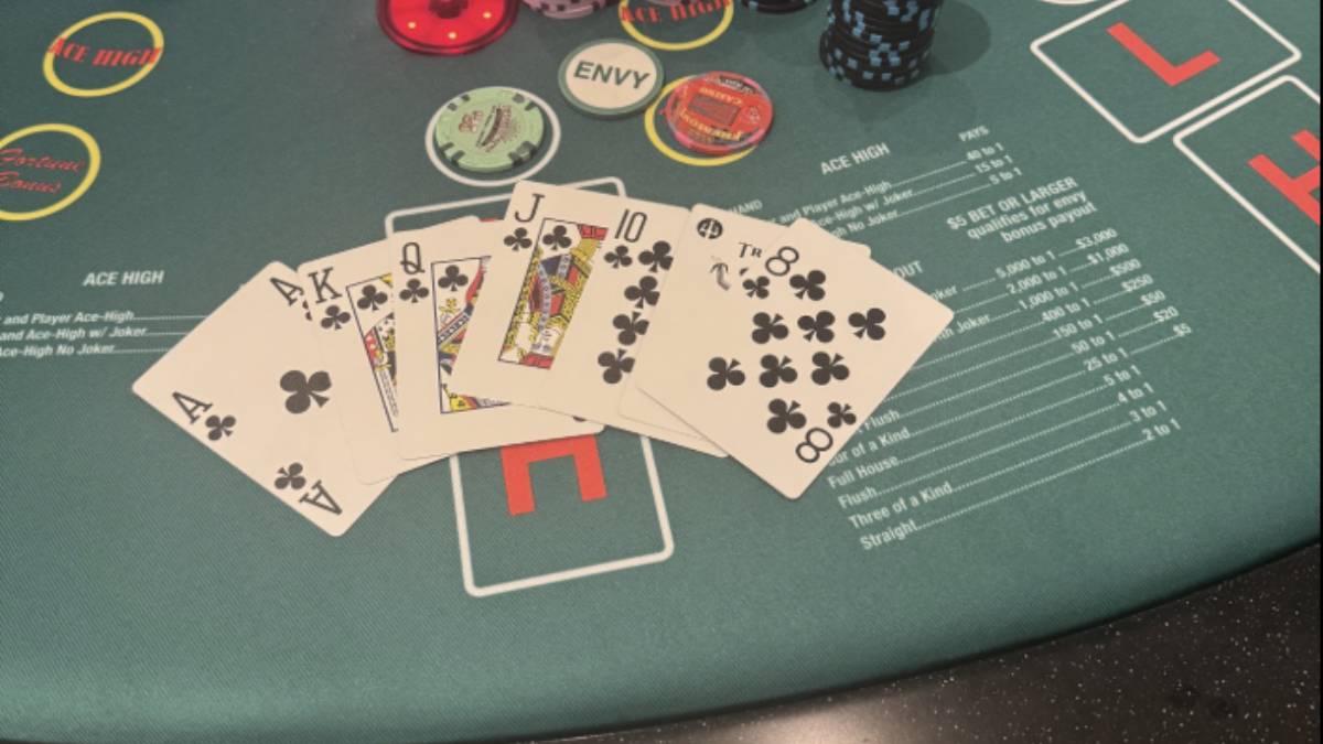Seven-card straight flush pai gow poker hand with joker winning progressive jackpot