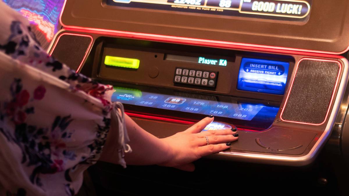 Electronic Pennsylvania skill game machine with a touchscreen game display